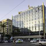 A comprare da Romanazzi il nuovo palazzo a vetri progettato dall�architetto Beniamino Cirillo sarebbe stata un�assicurazione di Milano, che per� non si accontent� di acquisire solo il �piccolo� spazio occupato dal palazzo della Gazzetta, ma fece in modo di garantirsi l�intero isolato